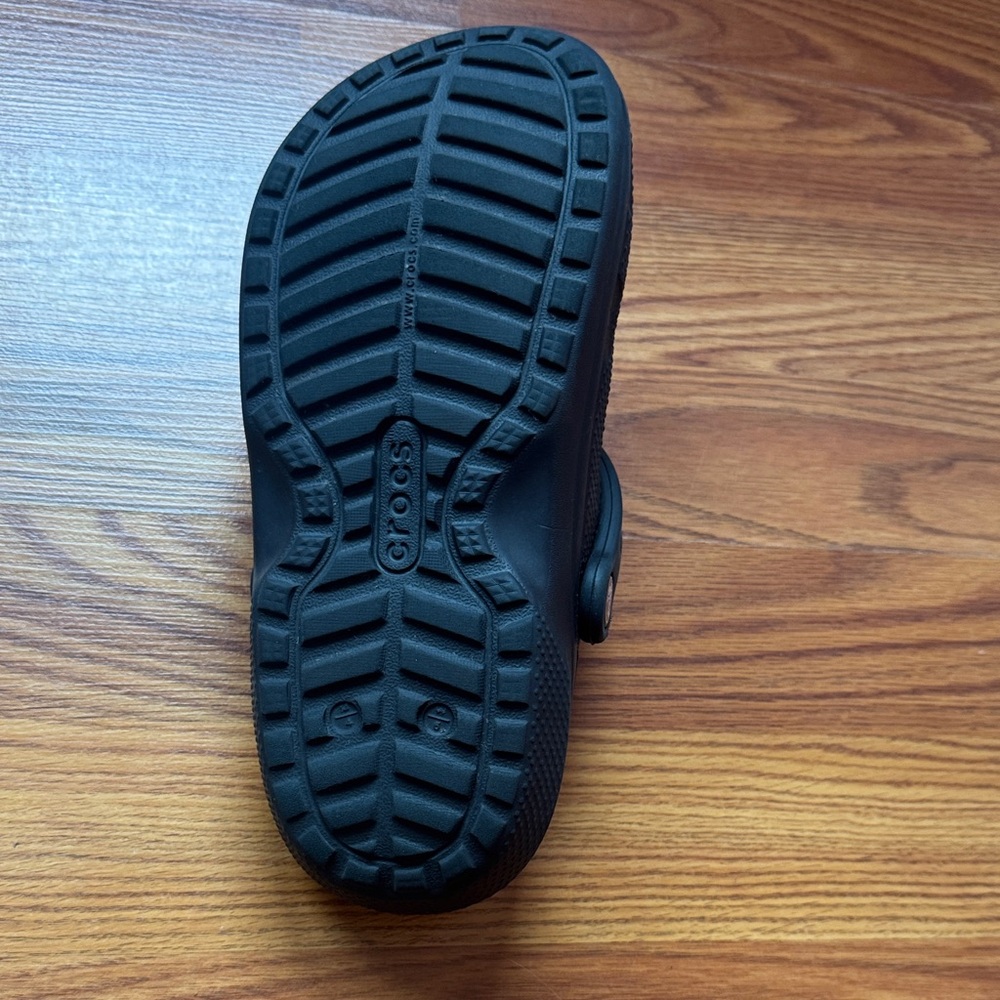 Crocs Fuzzy Lined Clog – Men’s 4 / Women’s 6 – Black – Right Shoe Only – Used - Picture 2 of 4